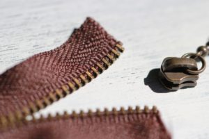 ファスナーの抜けた金具は戻せるのか2a｜洋裁教室や独学でお悩みの方に最適な24時間自宅で学べる365回講座-min